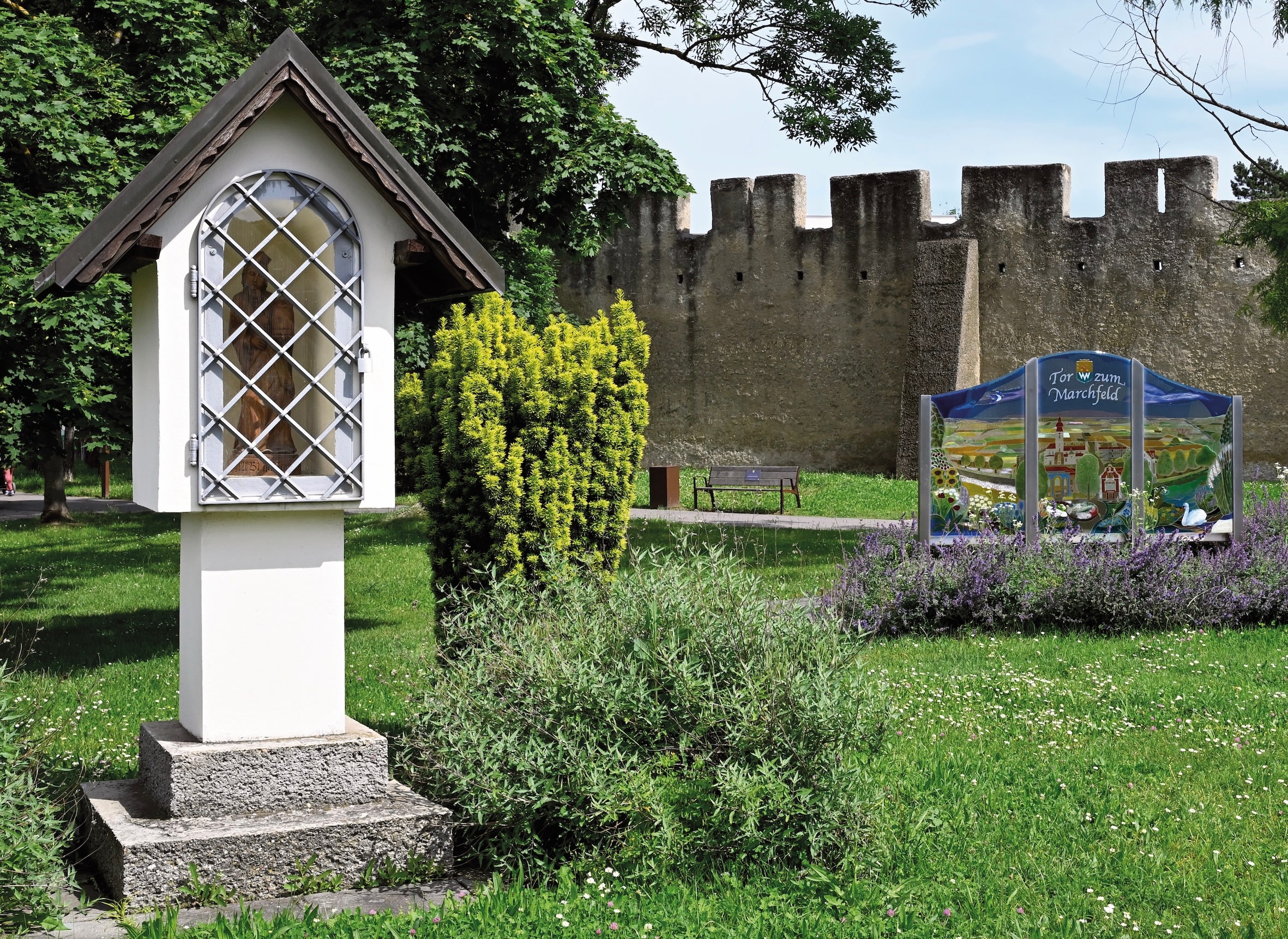 Historische Stadtmauer von Groß-Enzersdorf mit Bildstock